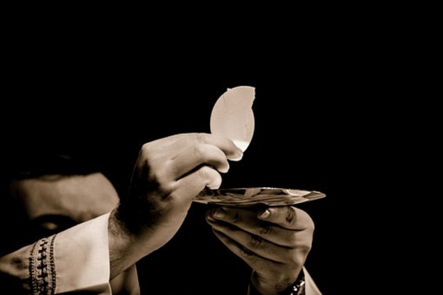 L’initiative d’un curé de donner la communion aux fidèles le dimanche de Pâques annulée