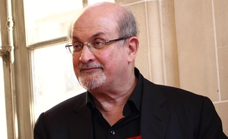 "La lutte continue" : neuf mois après son agression au couteau, Salman Rushdie réapparaît en public