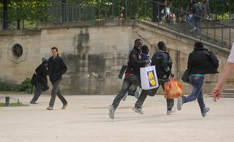 Les vendeurs à la sauvette font «quasiment partie du paysage» : quand la mairie de Paris normalise la délinquance