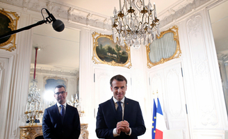 Macron reçoit les grands patrons à Versailles le jour de la mort de Louis XVI : les réactions abondent sur les réseaux sociaux