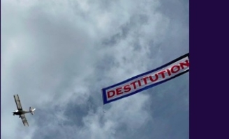 Plein gaz contre Macron : un aviateur fait le tour des côtes avec une banderole « Destitution »