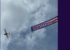 Plein gaz contre Macron : un aviateur fait le tour des côtes avec une banderole « Destitution »