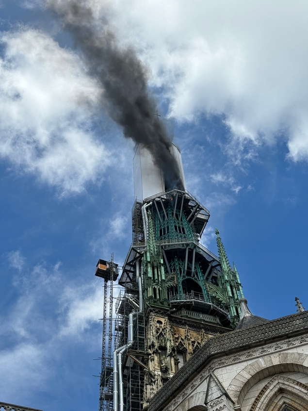 Rouen : l'incendie de la flèche de la cathédrale maîtrisé