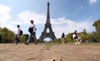 « Saccage Paris » : sous le feu des critiques, la mairie renonce à transformer le Champ-de-Mars et promet de rénover les pelouses
