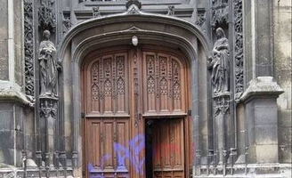 Tags antifas et LGBT sur l’église Saint-Patrice de Rouen : le ridicule ne tue pas