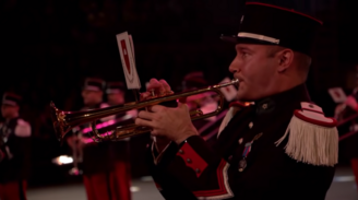 Un orchestre militaire chante avec des collégiens et fait bondir La France insoumise