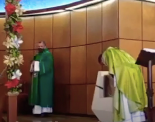 Un prêtre colombien a une vision du Christ piétiné lors de la distribution de la communion dans la main
