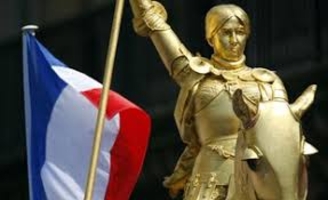 Une guide d'Europe incarne Sainte Jeanne d'Arc. La presse discriminative veut voir seulement une métisse.