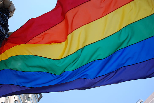 Victoire judiciaire d’un couple catholique empêché d’accueillir des enfants parce qu’il rejette l’idéologie « LGBTQIA »